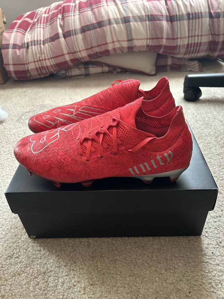 Botines de fútbol New Balance Bukayo Saka x Furon V7 Pro FG Energy Red para hombre talla 11” Foto 2 de 4