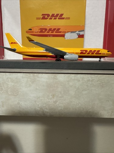 Phoenix Models 400 scale diecast model DHL A330-3P2F Commercial Airliner D-ACVG - Picture 8 of 15