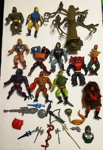 Lot of 11 Vintage He-man action Figures and Weapons Master Of The Universe.
