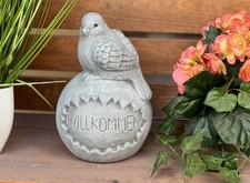 Frostfeste Steinfigur Vogel auf Kugel Willkommen 22 cm Gartenfigur Steinguss