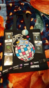 Fortnite Party Royale Vip Gift Bag 2500 V Bucks And Exclusive E3 - fortnite party royale vip gift bag 2500 v