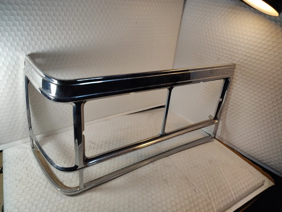 Bisel de faros de pasajero Cadillac Brougham 1989 1628787 Foto 2 de 4