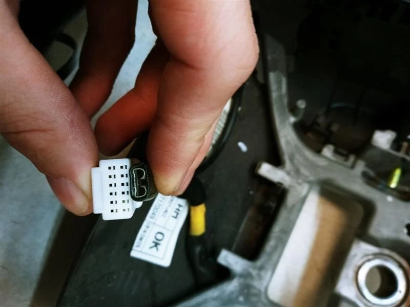 Volante KIA BORREGO 2009 2010 2011 CUERO NEGRO CON INTERRUPTORES OEM Foto 3 de 4