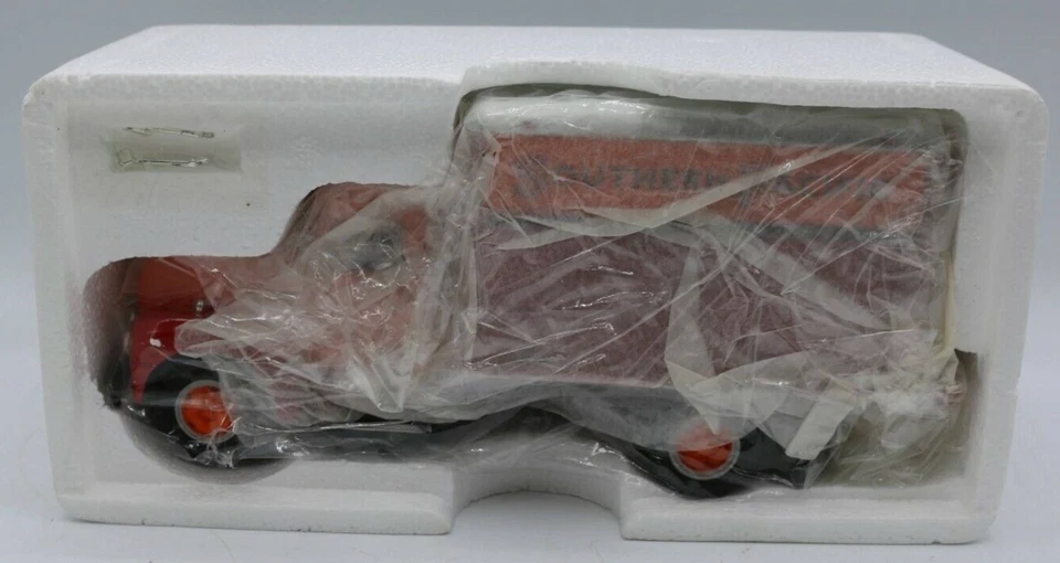 First Gear Collectible 1957 International R-190 Southern Pacific W/DryGoods 1:34 - Image 3 of 4