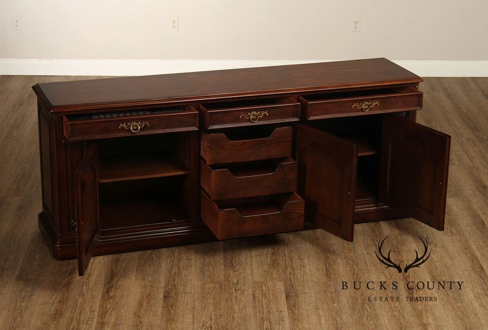 Aparador buffet Henredon Four Centuries French Country Oak Foto 3 de 4