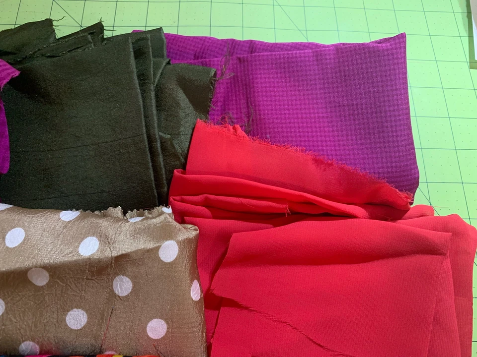 Retazos de tela sedosa estampados mixtos y tamaños costura manualidades ropa ~ lote #35 Foto 2 de 4