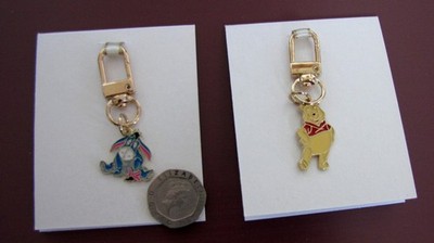2er SET EMAILLE CLIP ON CHARMS. VERSCHIEDENE DISNEY DESIGNS. LOT 8