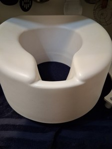 Elevated Toilet Seat With Bolt-in - EL  Bracket ( Missing  Screws)