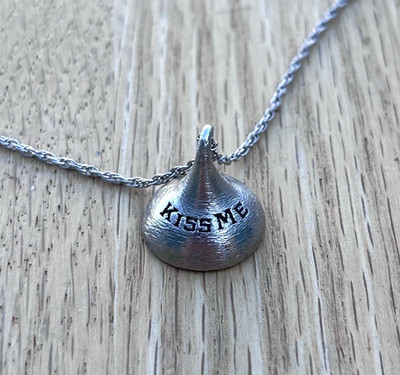 Vintage Hershey's Kisses Kiss Me Anhänger mit Sterling Silber Kette Halskette