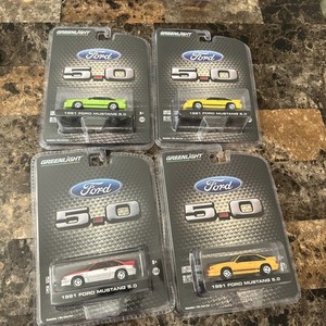 Greenlight 1:64 Ford Mustang Fox Body 1990 - Serie WRAPS, Edizione Limitata