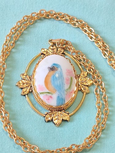 Vintage Hand Painted Ceramic Blue Bird Cameo Necklace 24in Gold Tone - Picture 1 of 9