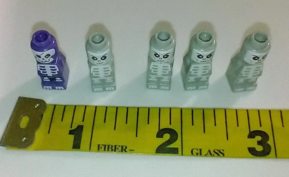 LEGO Ninjago - Lote de microfiguras: esqueleto púrpura y 4 esqueletos grises - (5 microfiguras) Foto 3 de 4