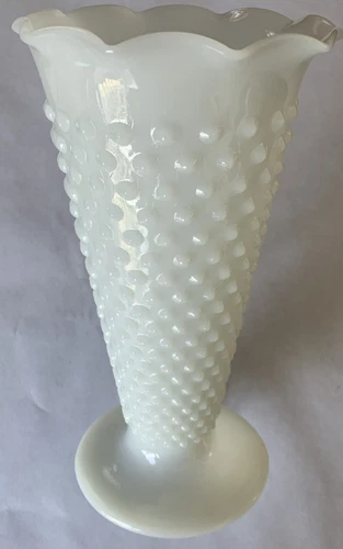 VINTAGE ANCHOR HOCKING MILK WHITE HOBNAIL GLASS VASE W/SCALLOPED EDGE-9.5“ TALL