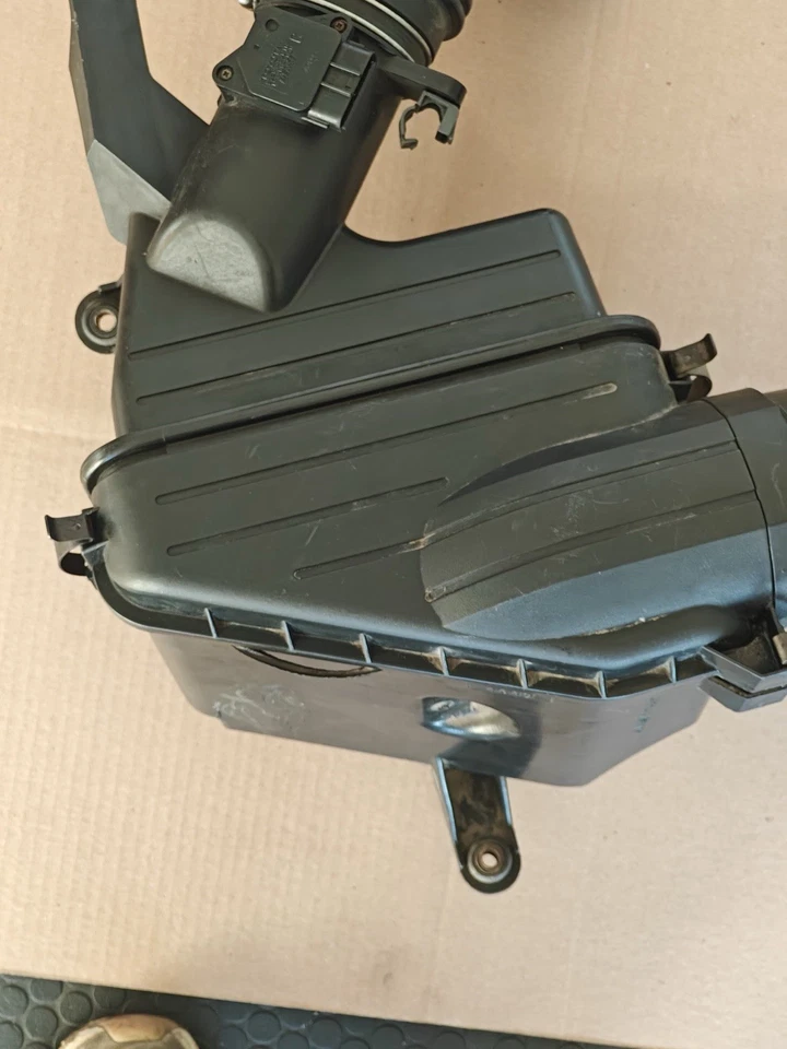 Lexus IS300 2001-2005 OEM Stock Limpiador de admisión de aire frío Caja de filtro Carcasa MAF Foto 2 de 4