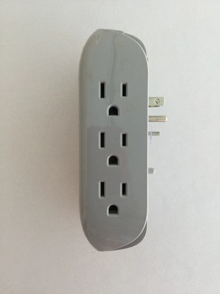 PHILIPS 6-Outlet Surge Protector with 2 USB Ports, Compact Adapter - Used - Image 2 of 4