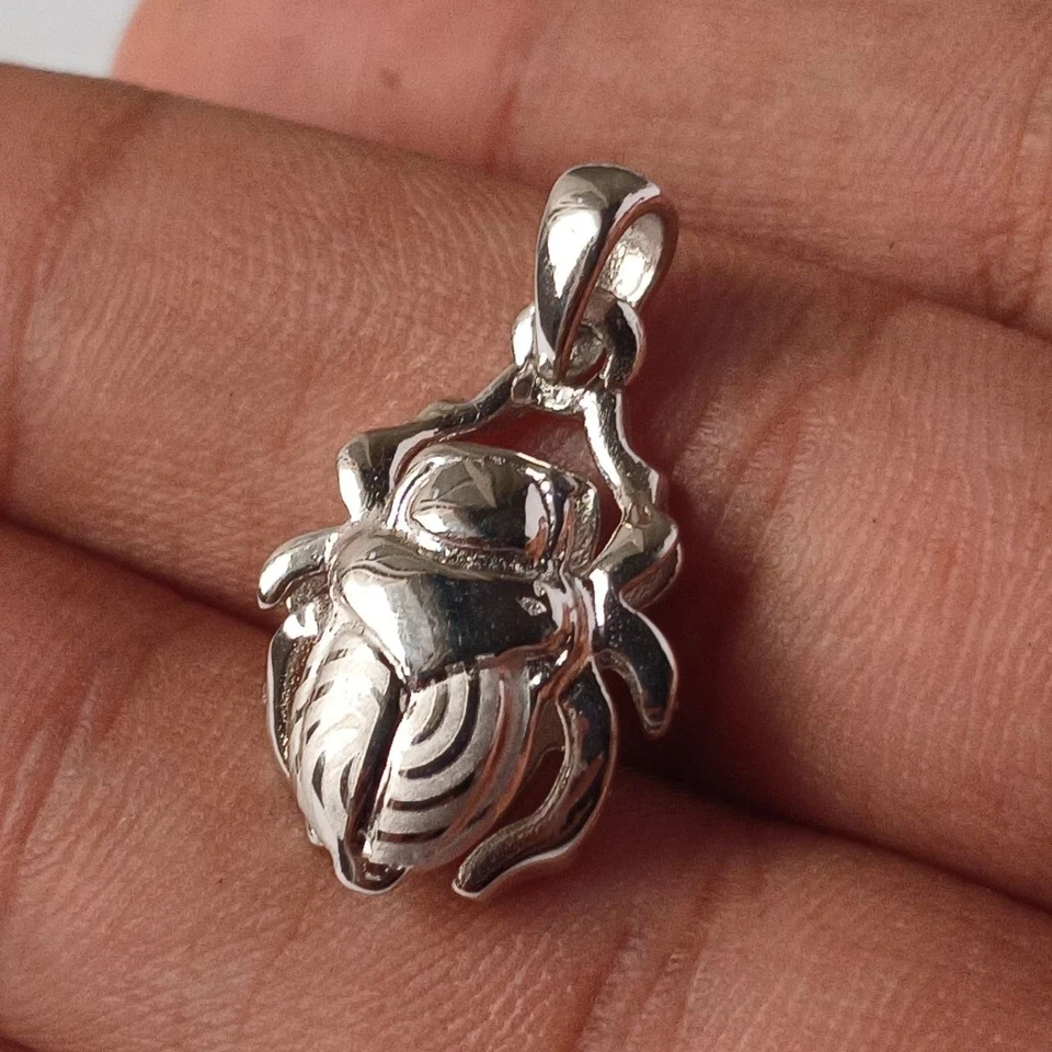 Colgante escarabajo plata 925, diseño de inspiración egipcia, joyería artesanal hecha a mano Foto 2 de 4
