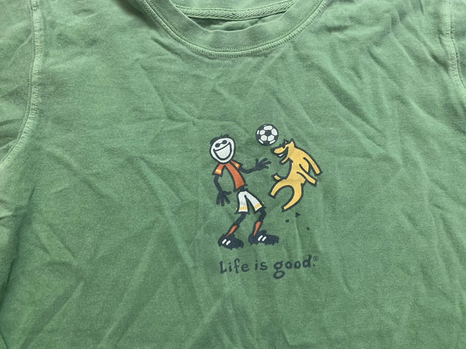 Camisa Life Is Good Boys Talla L (10) Verde Manga Larga Niño Jugando Fútbol con Perro Foto 2 de 4