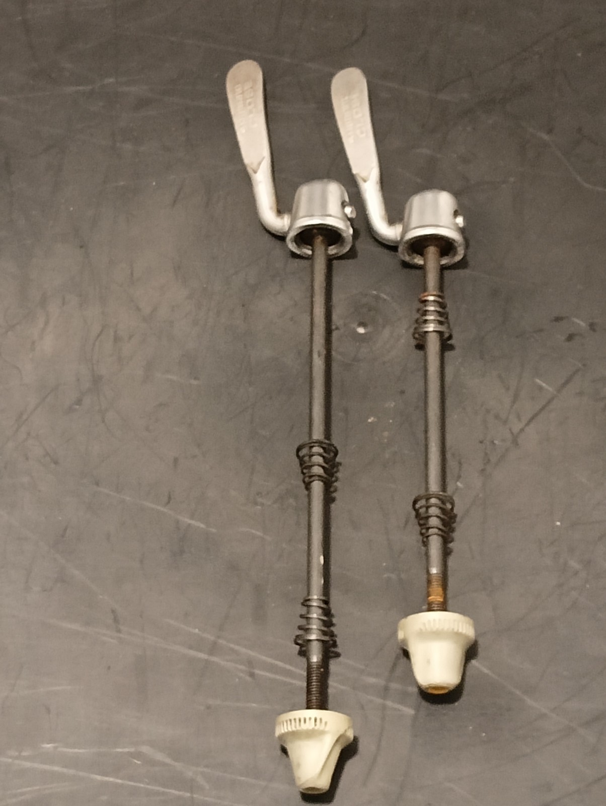 Se fija rápidamente Shimano vintage bicicleta de liberación rápida pinchos pi...