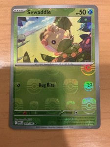 Sewaddle (Master Ball Pattern) 001/086 Sv: White Flare Holo