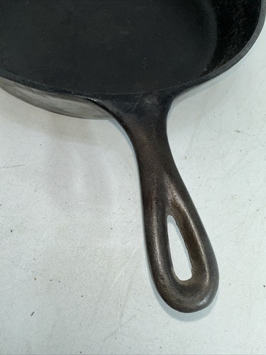 Vintage LODGE Cast Iron Skillet - D2 8SK - 3 Notch Heat Ring Made in USA W/Lid - Picture 7 of 11