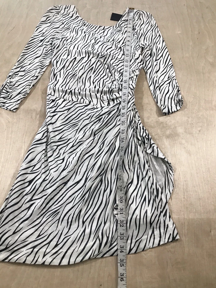 Vestido Ark & Co Talla Pequeña Negro Blanco Estampado Cebra Abierto Anudado Espalda Foto 2 de 4
