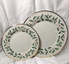 Lenox 8 pc HOLIDAY DIMENSION DINNER SALAD DESSERT PLATES Gold Holly Berries NEW