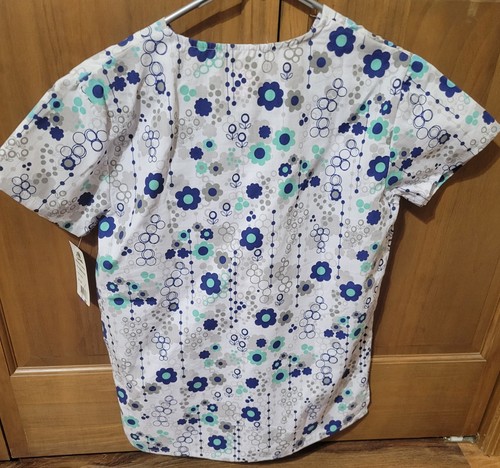 NWT - I LOVE SCRUBS BRAND SCRUB TOP - FLOWER PRINT - SIZE: X-SMALL - Picture 4 of 4