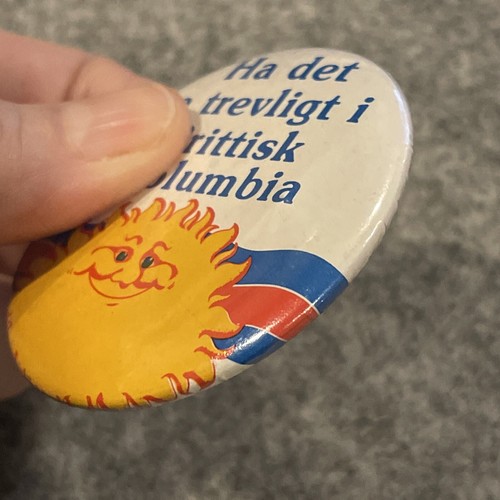 Prendedor de solapa Swedish Have Good Time BC Tourism Sun British Columbia vintage con botón - Imagen 7 de 13