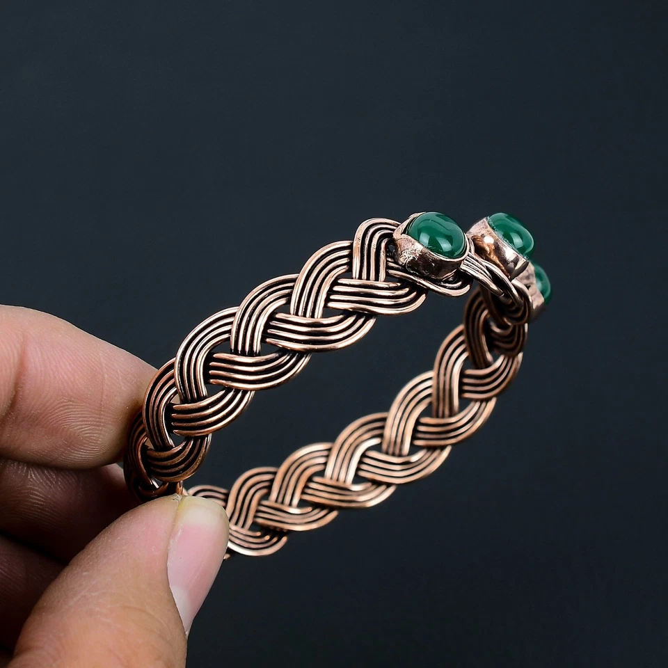 Pulsera ajustable de piedras preciosas de ónix verde hecha a mano con alambre de cobre envuelto en piedra de nacimiento Foto 4 de 4