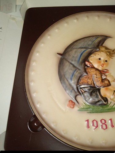 Piatto annuale 1981 Goebel MJ Hummel "Umbrella Boy" #Hum 274 vintage Germania nuovo - Foto 4 di 14