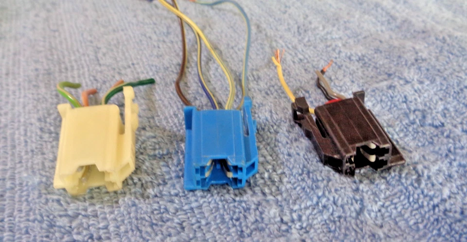 Genuine GM Delco 1970s-90s AM FM Stereo Radio 12 Pin Factory Harness Plugs - Image 2 of 4