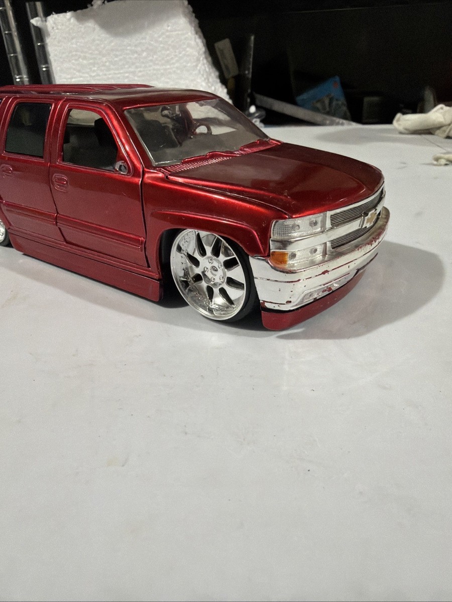 JADA DUB CITY 2000 Chevrolet Suburban (Metallic Red) 1/24 Diecast