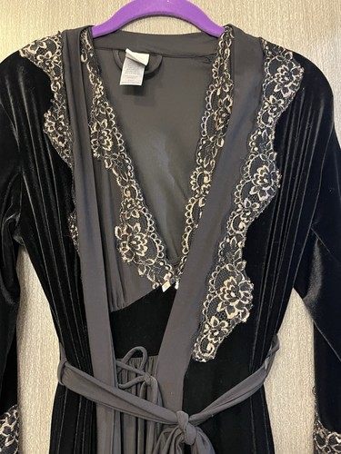 Set camicia da notte e accappatoio in velluto nero In Bloom By Jonquil taglia 3/4. Romance, - Foto 2 di 9
