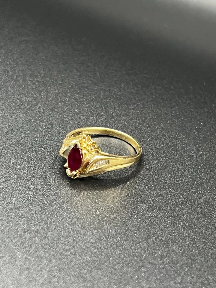 10K Yellow Gold Art Nouveau Ruby with Baguette Diamonds Ring - Image 4 of 4