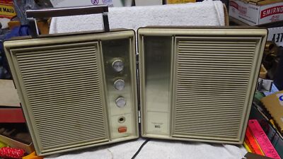 ** Vintage - REALISTIC - PORTiPLAY - STEREO 8 TRACK PLAYER - works & Sounds NICE