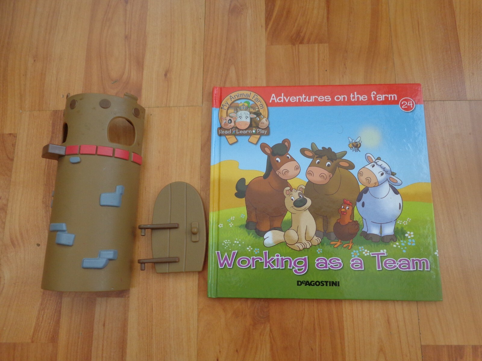 DEAGOSTINI MY FARM ANIMALS COLLECTION #24 PIGEON HOUSE DOOR & BACK WALL + BOOK