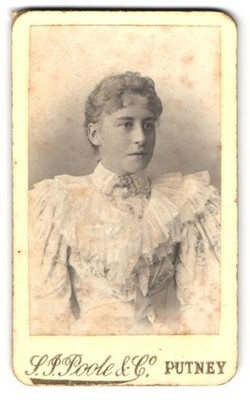 Fotografie S. J. Poole & Co., Putney, Brünette Dame in elegantem Spitzenkleid 