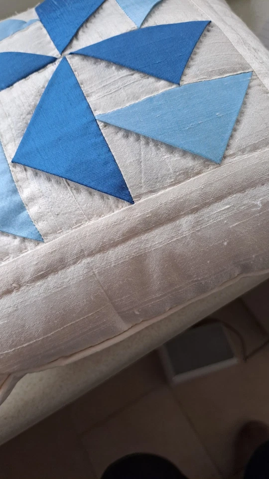 Cojín de seda pequeño hecho a mano con patchwork acolchado a mano con almohadilla Foto 3 de 3