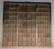 Setzkasten Druckerei Holzkiste Vintage Buchstaben, ca. 66 cm x 3 cm x 61 cm.