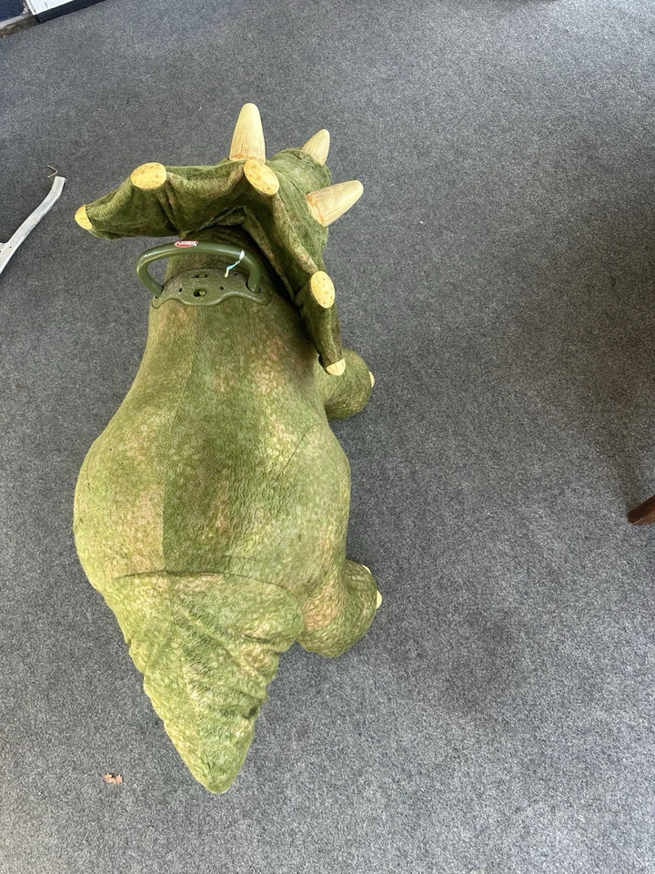 Figura de acción animada de dinosaurio grande Playskool Kota the Triceratops Foto 4 de 4