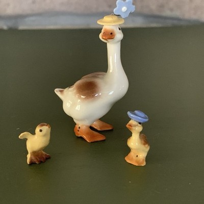 Retired Hagen Renaker Mother Goose In Hat with Flower Heel Boots babies Set