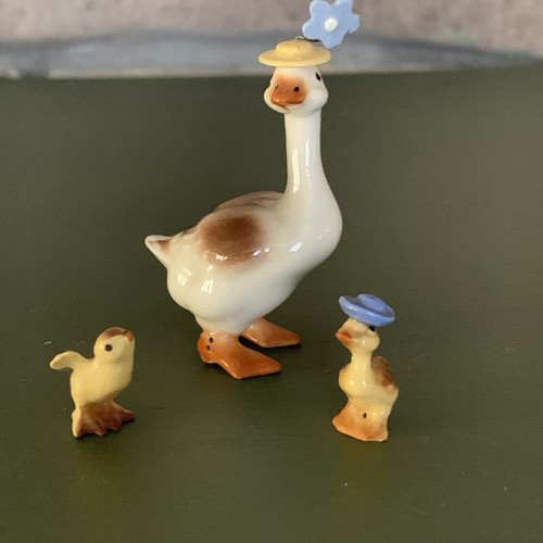 Retired Hagen Renaker Mother Goose In Hat with Flower Heel Boots babies Set