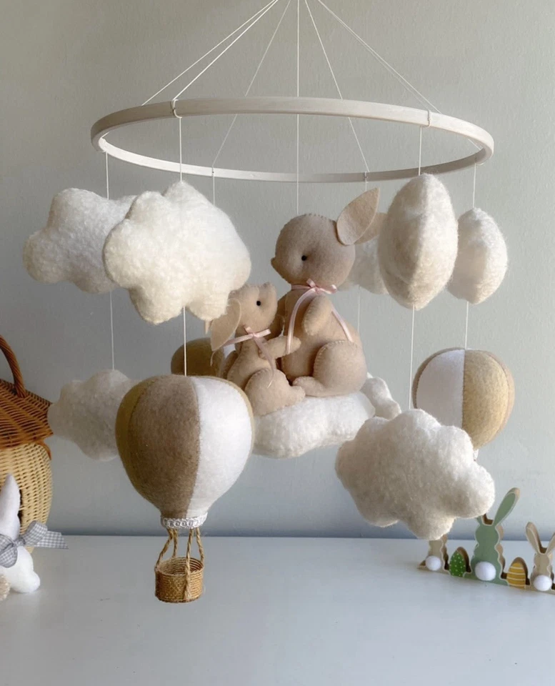 Celular de feltro feito à mão para bebês com nuvens de coelhos e balões de ar quente | Decoração de berço - Imagem 2 de 4
