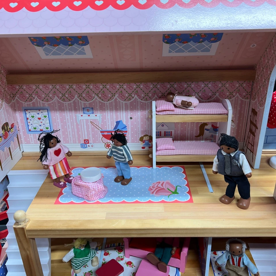 Casa de bonecas Chelsea de madeira incompleta com bonecas extras - Imagem 2 de 4