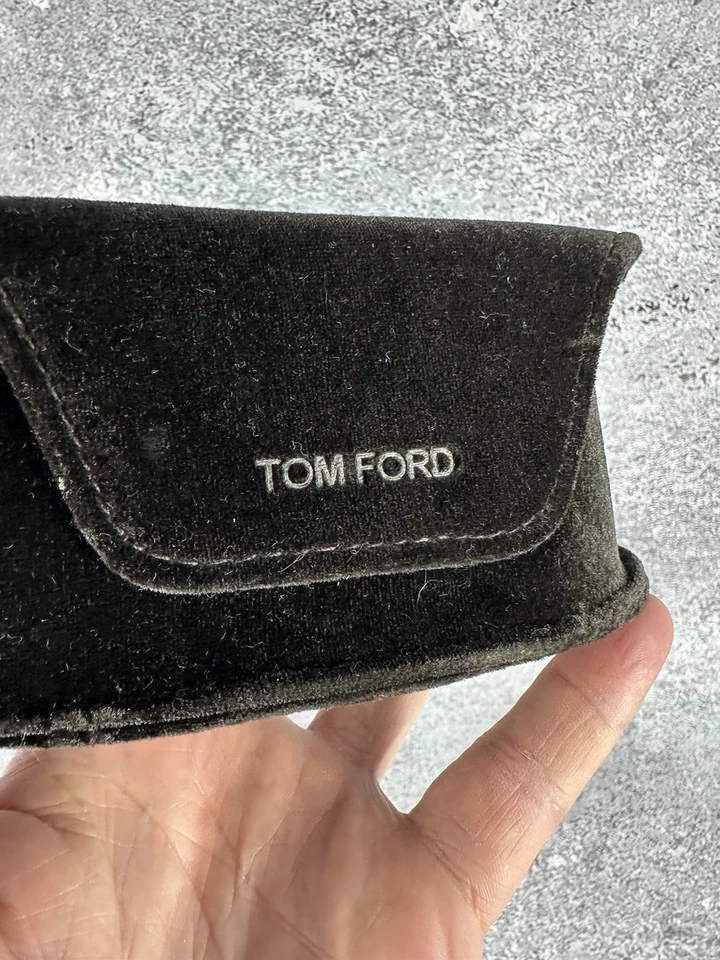 Estuche para gafas de sol Tom Ford de terciopelo marrón Foto 2 de 4