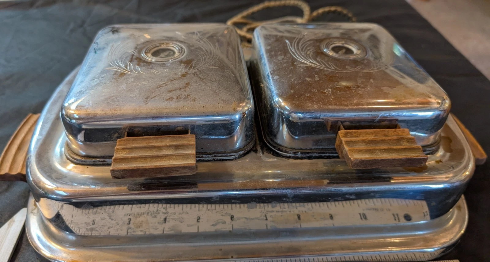 Working Vintage Dominion Electric Mfg. Double Waffle Iron, Model 1350 with cord