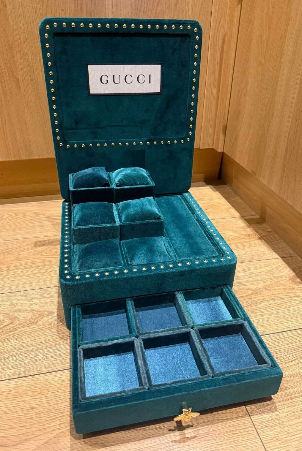 Véritable présentoir de présentation de bijoux pour montre magasin velours vert Gucci   abeille