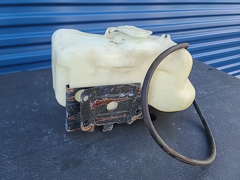 Botella de líquido para lavadora de parabrisas Toyota Celica 82-85 con soporte - RA65 ST GT GT-S Foto 4 de 4