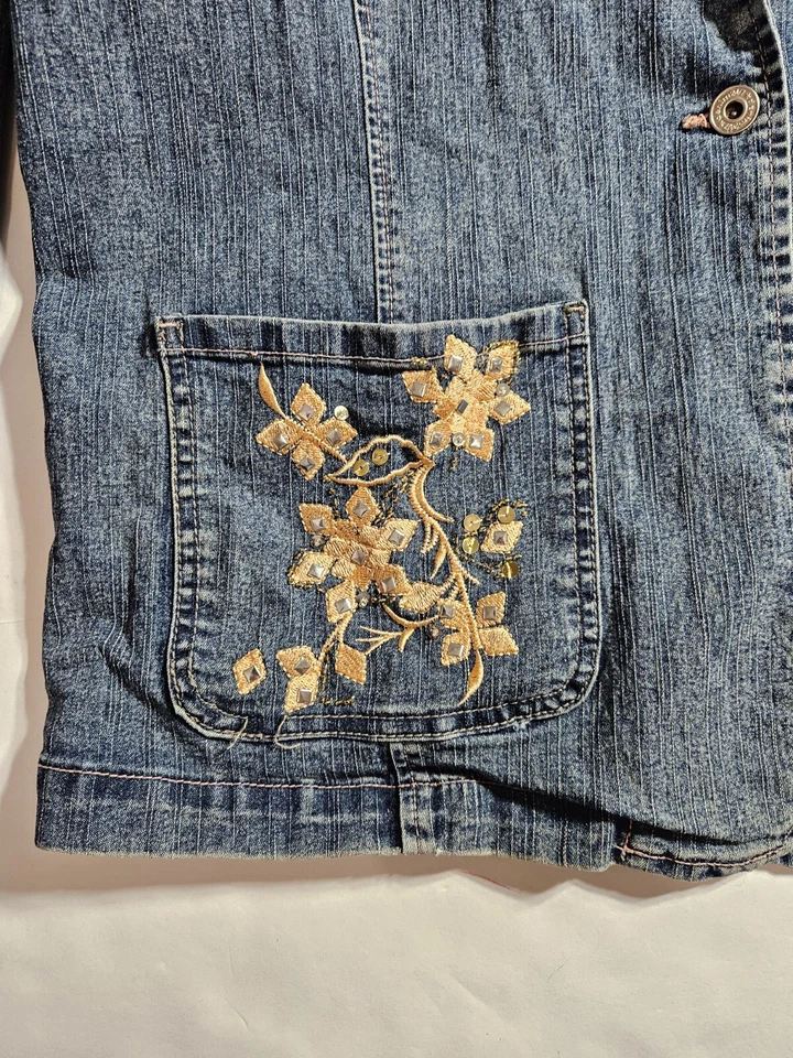 Chaqueta de mezclilla para mujer 24/7 bordada con tachuelas azul con bolsillos talla 18W Foto 4 de 4