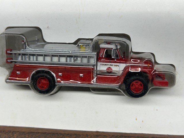 COUNTY FIRE PUMPER ENGINE #4 FORD F-850 TRUCK HIGHLY DETAILED HO Scale NEW RARE